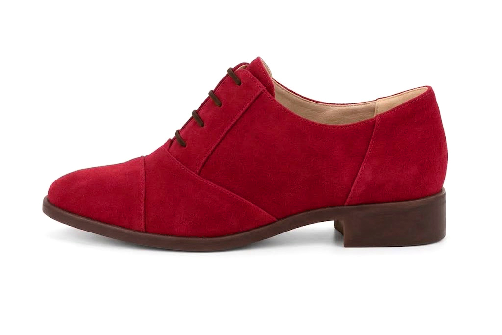 Women's cherry red classic oxfords and derby shoes with round toe and chunky rubber lug sole - Profile view
